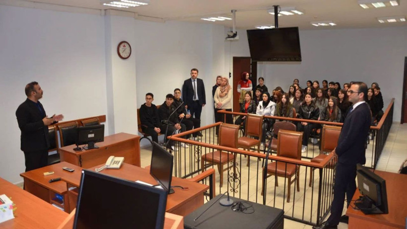 Boyabat Adliyesi liselileri ağırladı! Başsavcı Akın ve Komisyon Başkanı Uluğ’dan bilgilendirme - Resim: 1