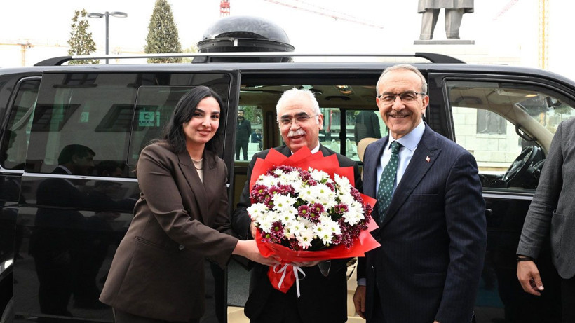 AYM Başkanı Özkaya, Malatya'da çiçeklerle karşılandı! - Resim: 2
