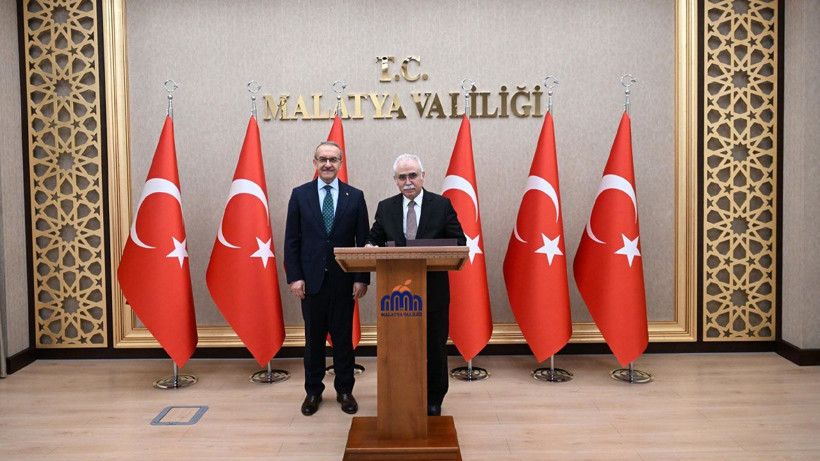 AYM Başkanı Özkaya, Malatya'da çiçeklerle karşılandı! - Resim: 1