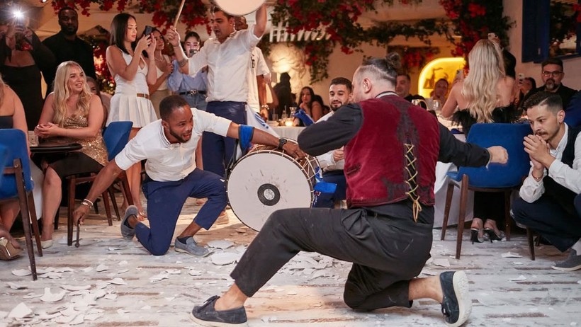 Yalıkavak’ta yabancı ve yerli konuklar sirtaki yaparak eğleniyor.