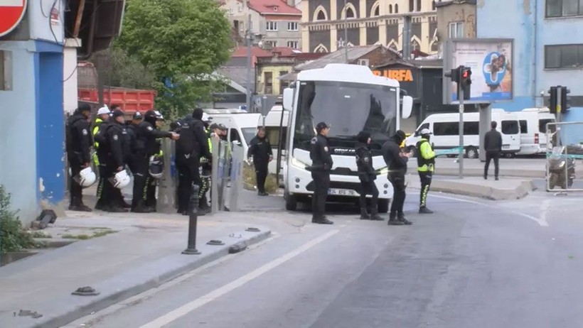 İstanbul'da 1 Mayıs önlemleri! Birçok noktada barikatlar kuruldu: İşte ilk kareler... - Resim: 10