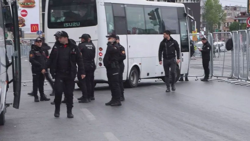 İstanbul'da 1 Mayıs önlemleri! Birçok noktada barikatlar kuruldu: İşte ilk kareler... - Resim: 2