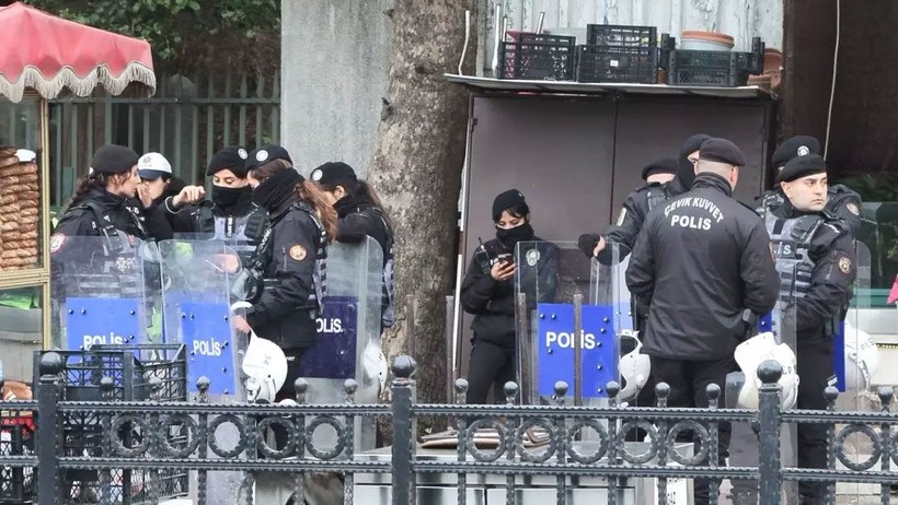 İstanbul'da 1 Mayıs önlemleri! Birçok noktada barikatlar kuruldu: İşte ilk kareler... - Resim: 5