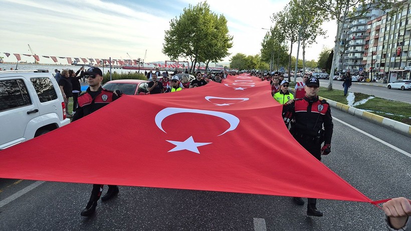 Tekirdağ'da içleri ısıtan görüntü! Polis ve gençler omuz omuza yürüdü - Resim: 2