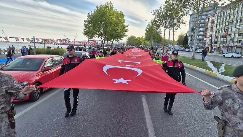 Tekirdağ'da içleri ısıtan görüntü! Polis ve gençler omuz omuza yürüdü - Resim: 5
