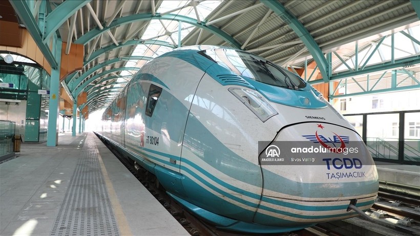 Saatte 350 km! Türkiye’nin süper hızlı treniyle Ankara-İstanbul 80 dakika oluyor - Resim: 1