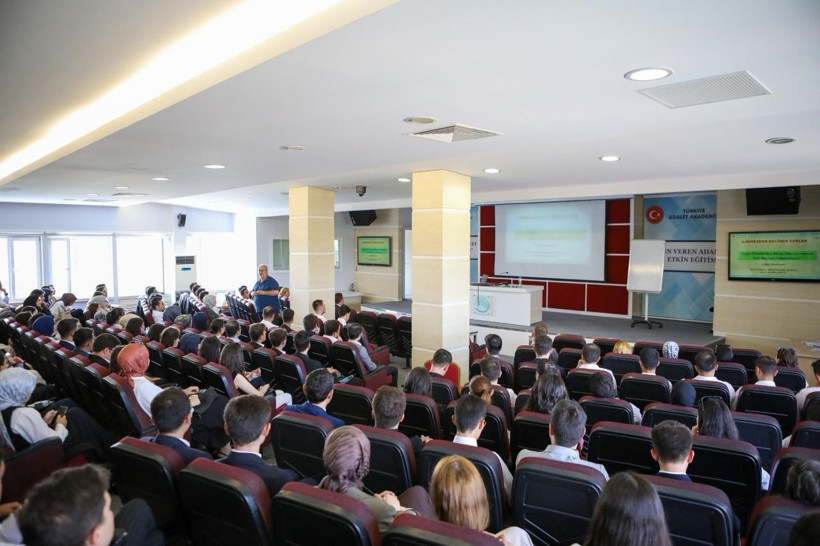 Adalet Akademisinden gerçeği aratmayan deprem ve yangın tatbikatı! Hâkim-savcı yardımcıları ve adayları ile personel eğitimde yer aldı - Resim: 4