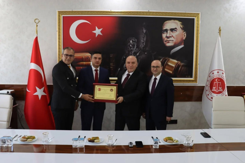 Birinci sınıfa ayrılan hâkim ve savcılar için tören! Başsavcı ve Komisyon Başkanı plaket takdim etti! - Resim: 1