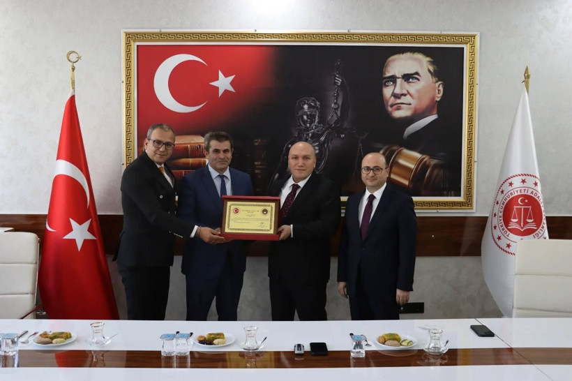 Birinci sınıfa ayrılan hâkim ve savcılar için tören! Başsavcı ve Komisyon Başkanı plaket takdim etti! - Resim: 2