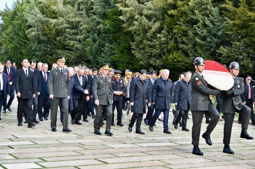 Ankara’nın başkent oluşunun 102. yılı için Anıtkabir’e ziyaret - Resim: 1
