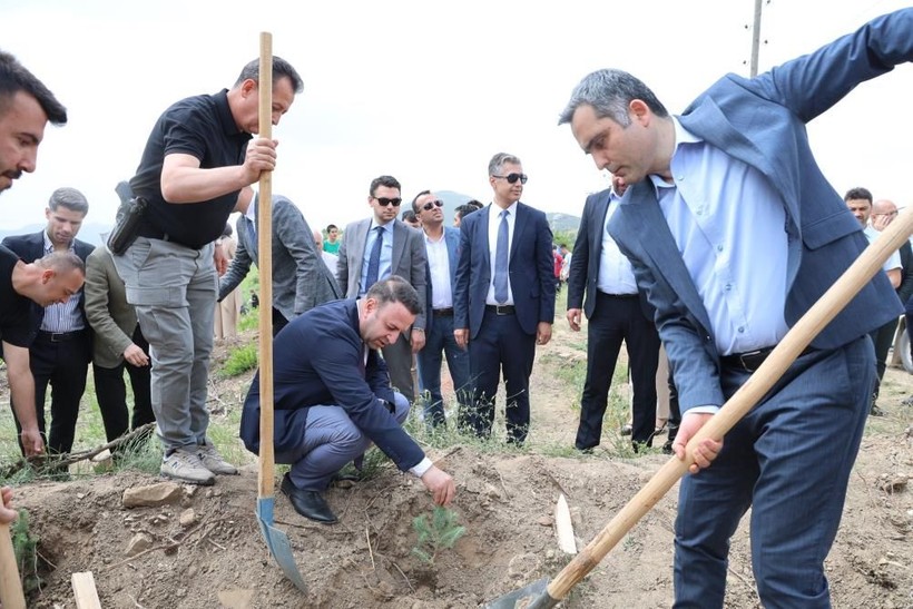 Başsavcı Fırat da katıldı! Yanan ormanı elleriyle yeşerttiler - Resim: 1