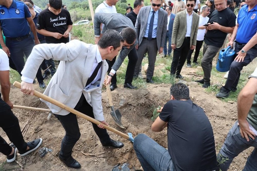 Başsavcı Fırat da katıldı! Yanan ormanı elleriyle yeşerttiler - Resim: 5