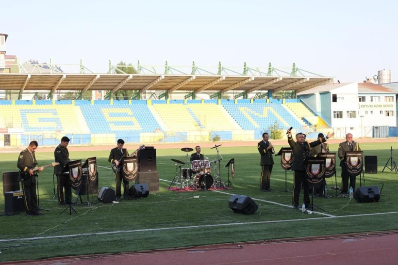 Askeri bandodan 30 Ağustos konseri! Başsavcı Adem Çalış tribünden izledi - Resim: 1