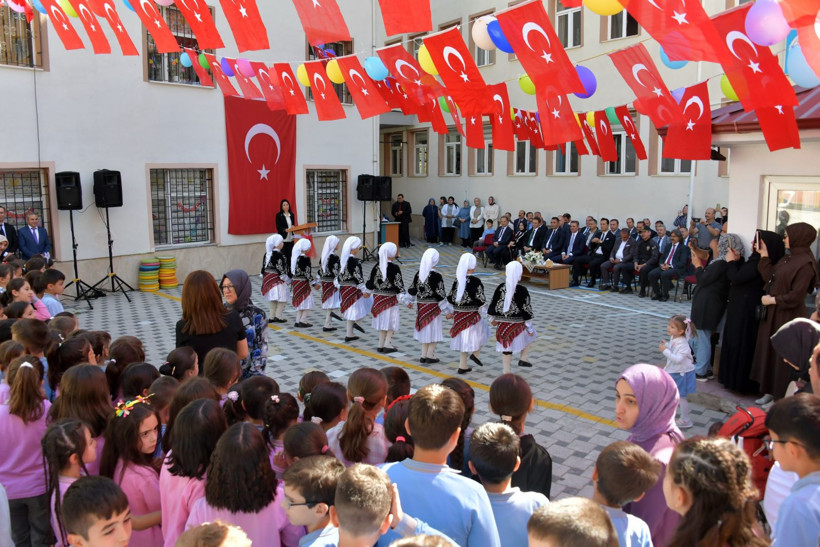 Vali Baruş ve Başsavcı Gürgah, minik öğrencilerin okul heyecanına ortak oldu - Resim: 2