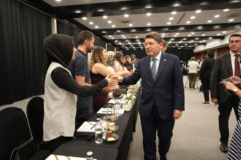 Avukatlarla bir araya gelen Bakan Tunç’tan önemli açıklama: Artık yapay zeka dönemine geçtik - Resim: 2