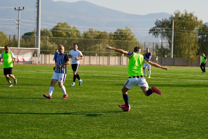 Kemalpaşa'da protokol yeşil sahaya indi! Başsavcı Bilen de katıldı - Resim: 3