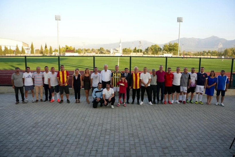 Kemalpaşa'da protokol yeşil sahaya indi! Başsavcı Bilen de katıldı - Resim: 5