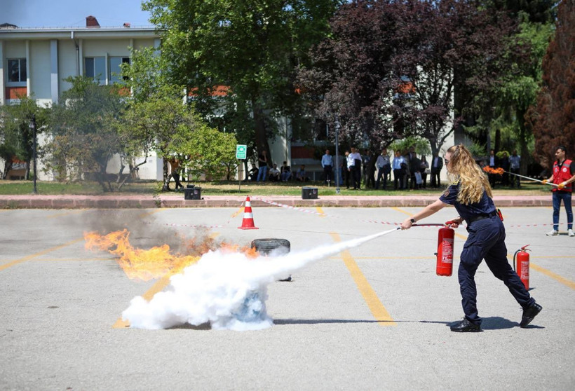 Adalet Akademisinden gerçeği aratmayan deprem ve yangın tatbikatı! Hâkim-savcı yardımcıları ve adayları ile personel eğitimde yer aldı - Resim: 2