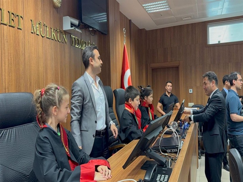 İlkokul öğrencileri adliyeyi ziyaret etti! Duruşma canlandırıldı - Resim: 6