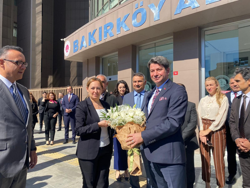 Adliyeden çiçek ve alkışlarla uğurlandı! Başsavcı Gümüş’e veda - Resim: 1