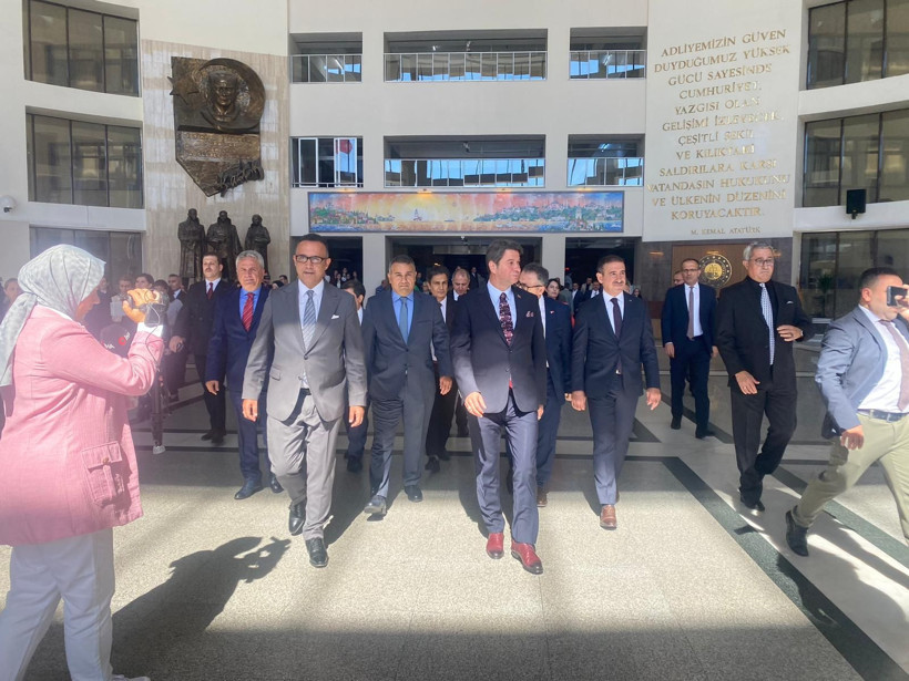 Adliyeden çiçek ve alkışlarla uğurlandı! Başsavcı Gümüş’e veda - Resim: 3