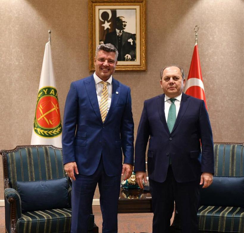 Fenerbahçe Başkanı Sadettin Saran'dan Yargıtay'a ziyaret! İmzalı forma takdim edildi - Resim: 1