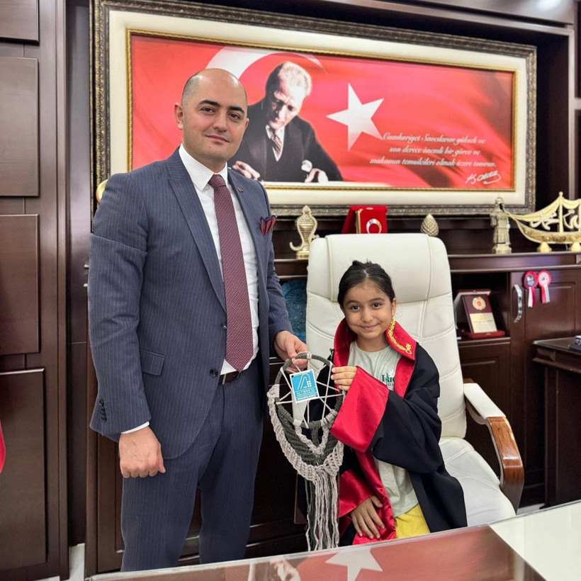 Küçük İkra’nın büyük hayali! Başsavcı cübbesini giydirip makam koltuğuna oturttu - Resim: 2