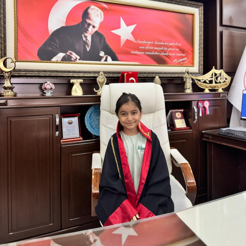 Küçük İkra’nın büyük hayali! Başsavcı cübbesini giydirip makam koltuğuna oturttu - Resim: 3