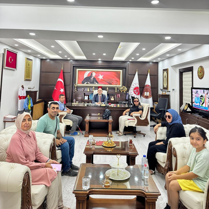 Küçük İkra’nın büyük hayali! Başsavcı cübbesini giydirip makam koltuğuna oturttu - Resim: 5