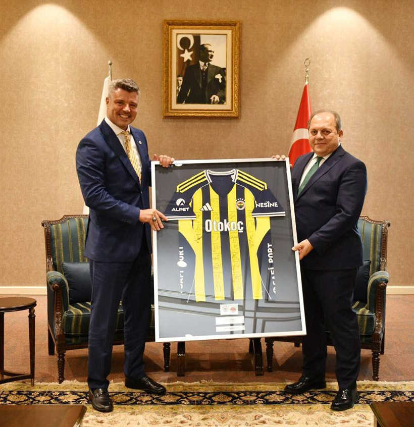 Fenerbahçe Başkanı Sadettin Saran'dan Yargıtay'a ziyaret! İmzalı forma takdim edildi - Resim: 2