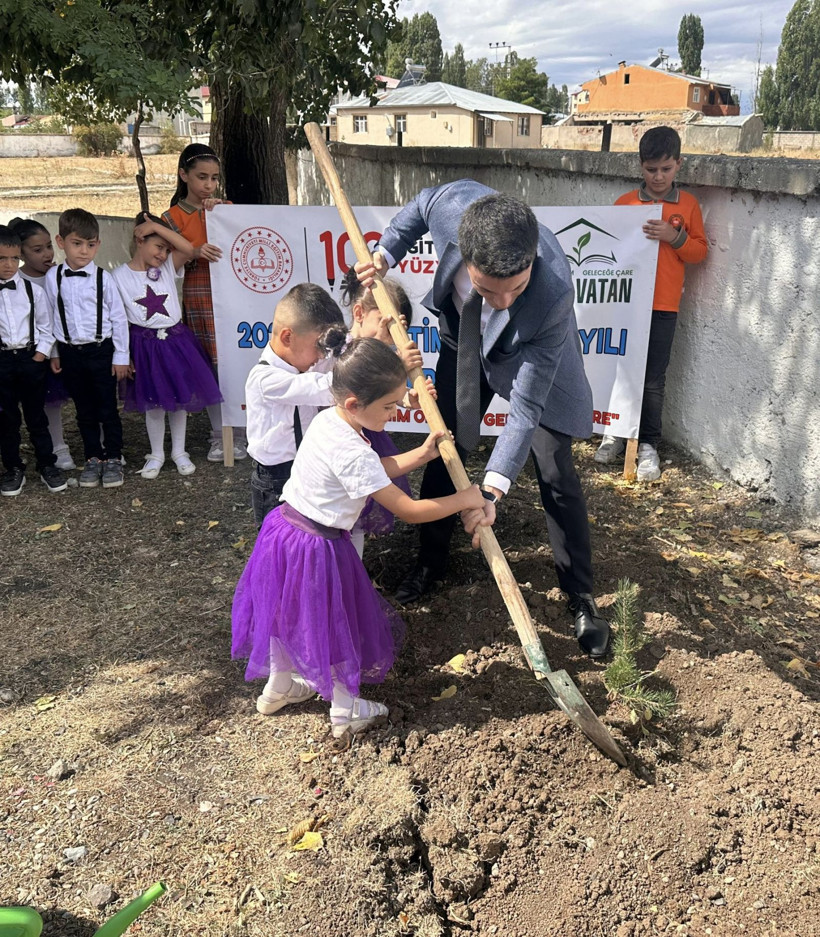 Her çocuğumuz bir fidan ilk ders yeşil vatan! Kaymakam Yılmaz ile Başsavcı Beyazay fidan dikiminde - Resim: 6